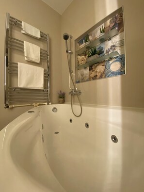 Hårføner, håndklær, såpe og toalettpapir