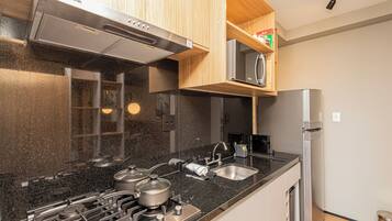 Deluxe Apartment, City View | Private kitchen | Fridge, microwave, stovetop, cookware/dishes/utensils