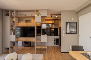 Apartamento luxo, vista para a cidade | Sala de estar