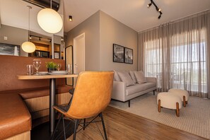 Apartamento luxo, vista para a cidade | Espaço de trabalho para notebook, Wi-Fi de cortesia