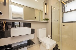 Apartamento luxo, vista para a cidade | Banheiro | Chuveiro, secador de cabelo, toalhas de banho, sabonete