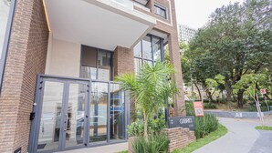 Un bâtiment moderne avec une entrée en verre, une façade en briques et une enseigne portant le nom « Gabriel ».