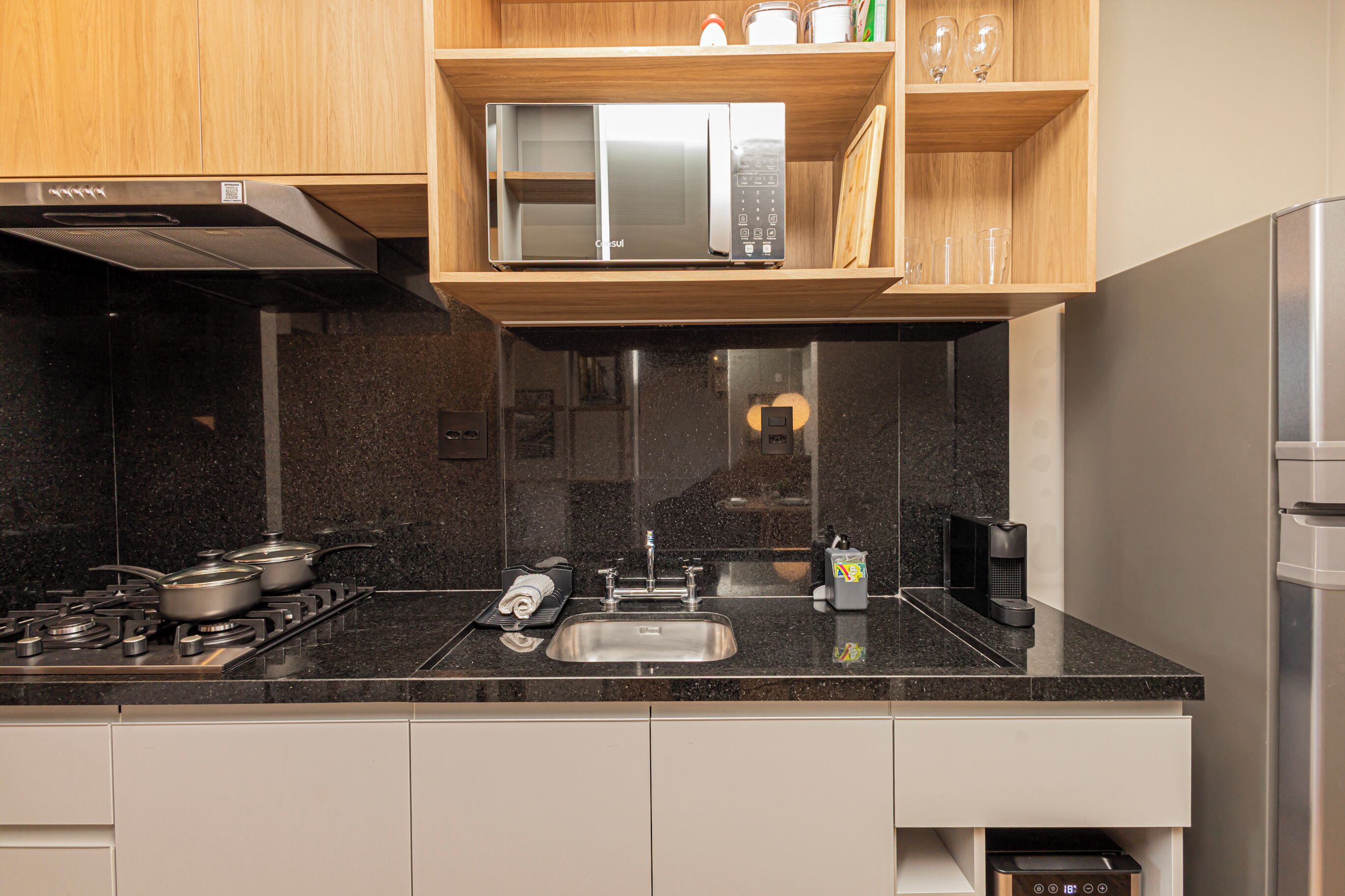 Apartamento luxo, vista para a cidade | Cozinha privada | Geladeira, micro-ondas, cooktop, talheres/pratos/utensílios de cozinha