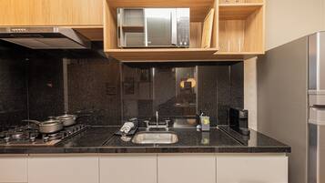 Deluxe Apartment, City View | Private kitchen | Fridge, microwave, stovetop, cookware/dishes/utensils