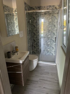 Dusche, Haartrockner, Bidet, Handtücher