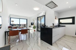 Frigorifero, microonde, forno, piano cottura