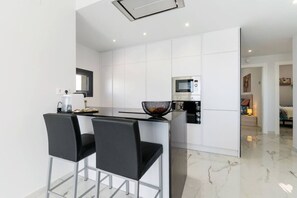 Frigorifero, microonde, forno, piano cottura