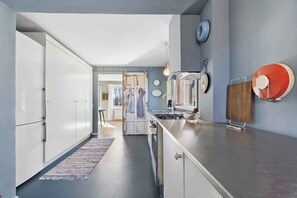 Fridge, oven, stovetop, dishwasher