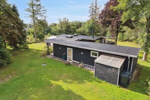 Exterior - Renovated holiday home near water and nature (Højslev)