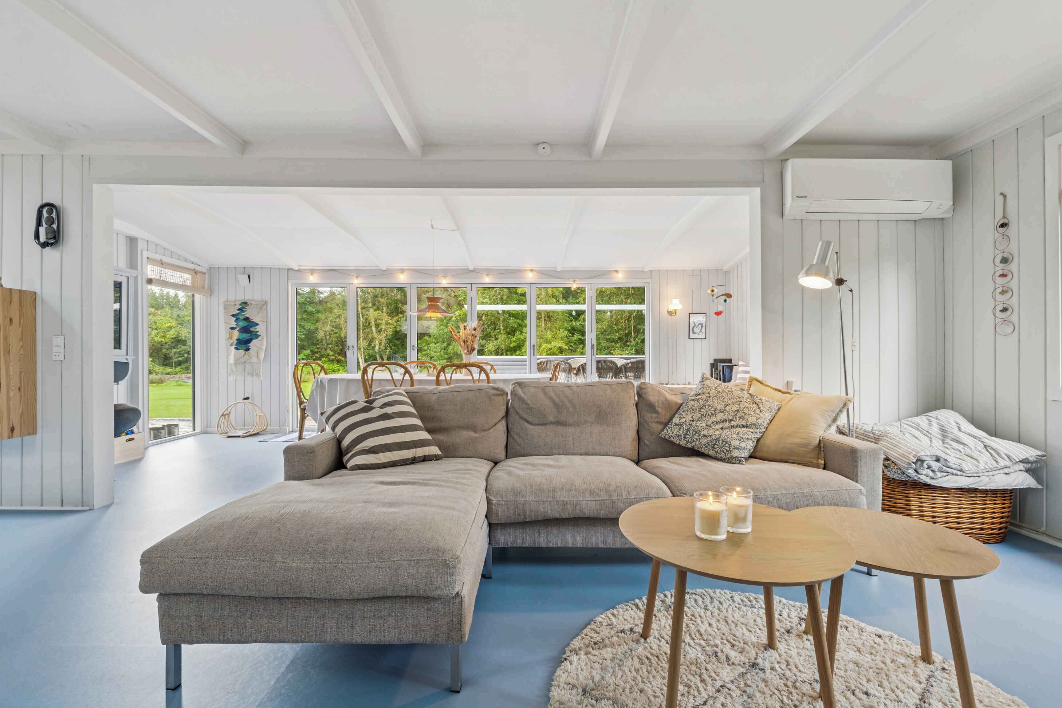 تلفزيون بشاشة مسطحة