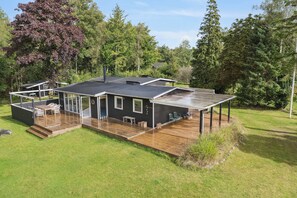 Exterior - Renovated holiday home near water and nature (Højslev)