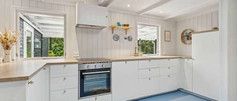 Fridge, oven, stovetop, dishwasher