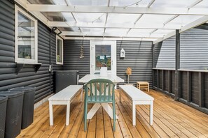 Outdoor dining - Renovated holiday home near water and nature (Højslev)