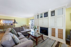 Smart TV - Beachfront Villa! Beachside Pool! Beautiful Sunsets! Nearby Shopping & Dining! (Naples)