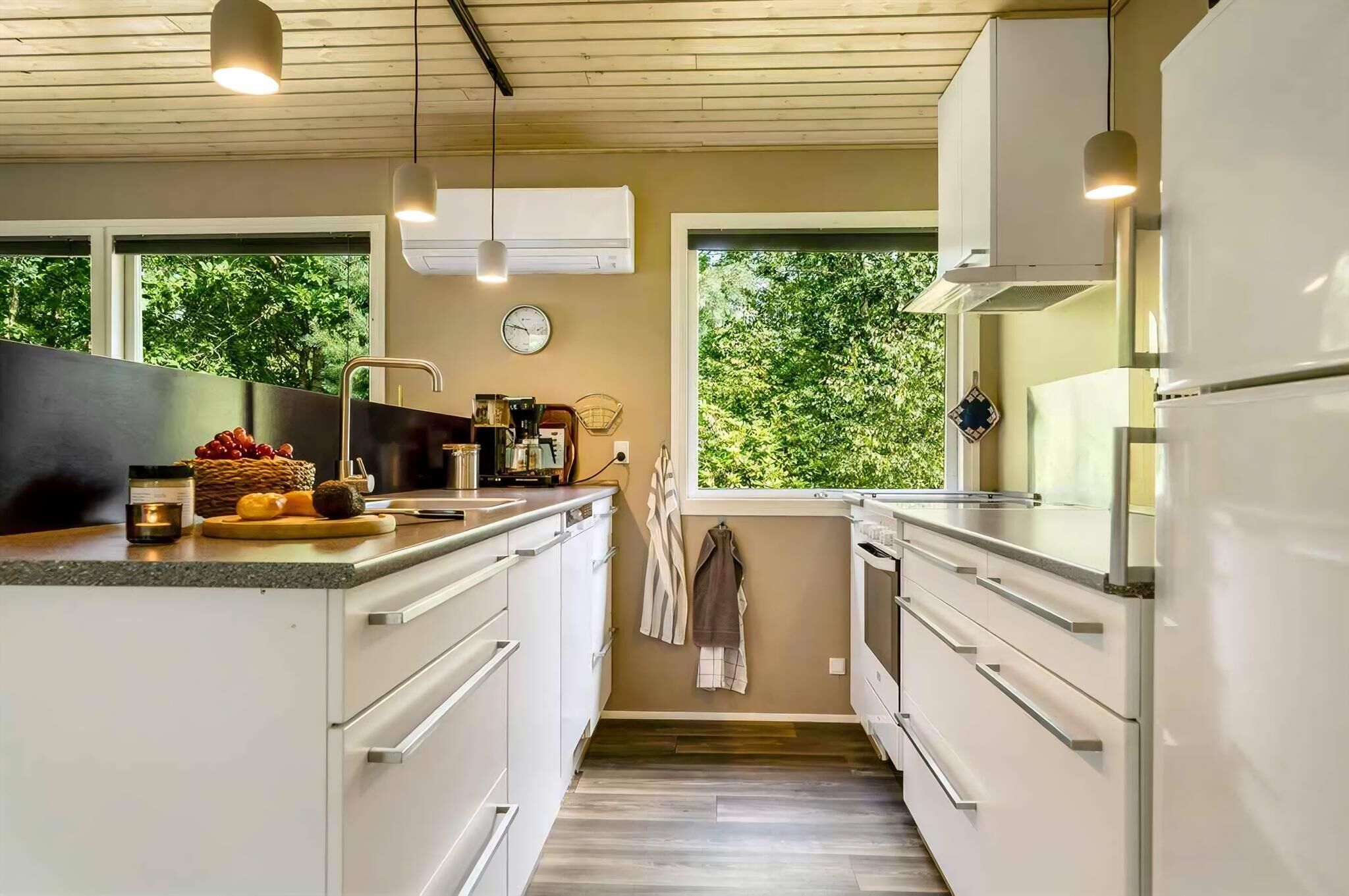 Kjøleskap, ovn, kokeplater og oppvaskmaskin