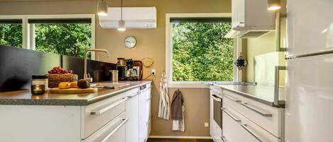 Kjøleskap, ovn, kokeplater og oppvaskmaskin