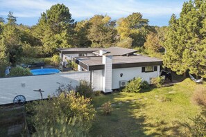 A modern house with a large deck, a swimming pool, and a garden. - Holiday home with pool, terraces, near beach (Sjællands Odde)