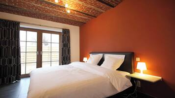 Een bureau, wifi, beddengoed