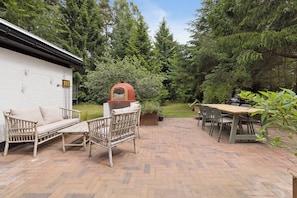 Outdoor dining - Modernised 70s cottage in forest near beach (Nykøbing Sjælland)