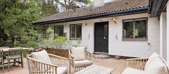 Gemoderniseerd 70’s zomerhuis in bos bij strand