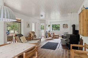 Flat-screen TV, stereo - Modernised 70s cottage in forest near beach (Nykøbing Sjælland)