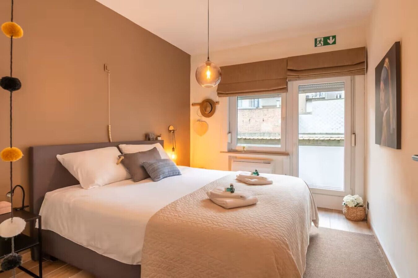 2 bedrooms, desk, WiFi, bed sheets