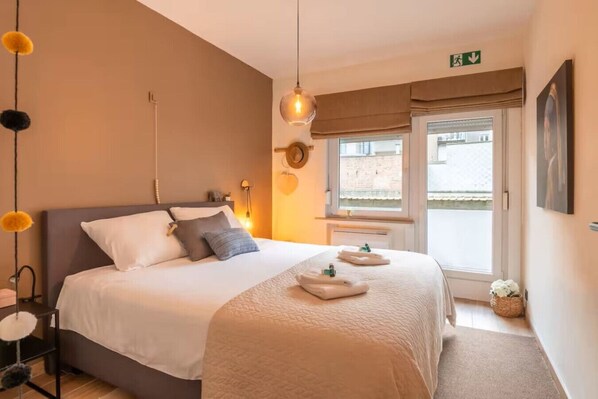 2 bedrooms, desk, WiFi, bed sheets