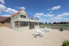 تناول الطعام بالخارج