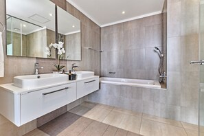 Shower, towels, toilet paper - Luxurious LaVista Apartment in Morningside Sandton (Sandton)
