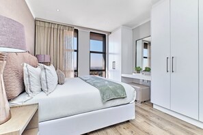 2 bedrooms, iron/ironing board, Internet, bed sheets - Luxurious LaVista Apartment in Morningside Sandton (Sandton)