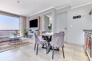 Dining - Luxurious LaVista Apartment in Morningside Sandton (Sandton)