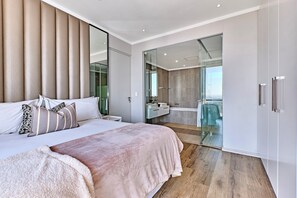 2 bedrooms, iron/ironing board, Internet, bed sheets - Luxurious LaVista Apartment in Morningside Sandton (Sandton)