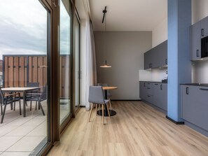 Una cocina moderna con comedor, ventanas amplias y vistas a la ciudad.