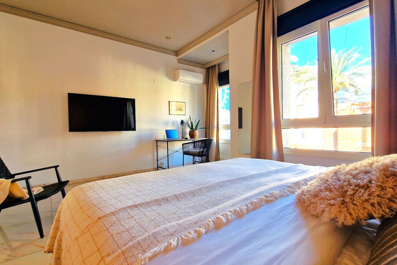 5 Schlafzimmer, Schreibtisch, Bügeleisen/Bügelbrett, WLAN