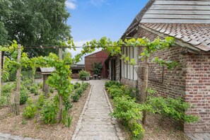 المنطقة المحيطة بالمنشأة