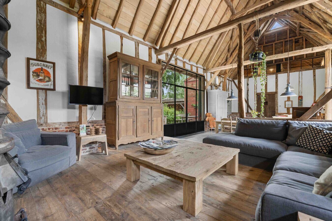 Televisie, een open haard, boeken en een stereo