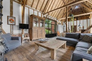 تلفزيون، مدفأة، كُتُب، ستيريو