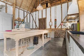 Frigorífic, microones, forn i placa de cuina