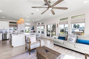 Smart TV - The Purple Pelican | Gulf Retreat, Near Beach (Galveston)