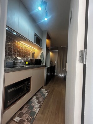 ثلاجة، ميكروويف، فرن، موقد طهي مسطح