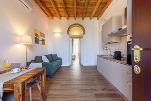 Living area - Authentic Milanese Apartment with Excellent City Connections, 15 min from Duomo (Milano)
