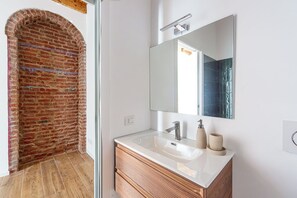 Hair dryer, towels, soap, toilet paper - Authentic Milanese Apartment with Excellent City Connections, 15 min from Duomo (Milano)