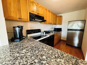 Fridge, oven, stovetop, dishwasher