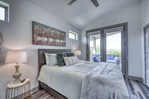 5 bedrooms, iron/ironing board, free WiFi, bed sheets - Point Venture Home: Hot Tub, Beach & Marina (Lago Vista)