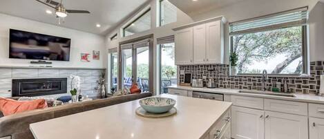 Kühlschrank, Mikrowelle, Herdplatte, Geschirrspüler