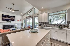 Fridge, microwave, oven, stovetop - Point Venture Home: Hot Tub, Beach & Marina (Lago Vista)