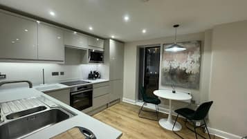 Refrigerador, microondas, horno, placa de cocina