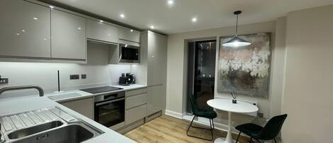 Refrigerador, microondas, horno, placa de cocina