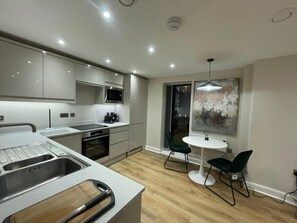 Fridge, microwave, oven, stovetop - Leeds City Centre Chic Apartment (Leeds)