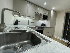 Fridge, microwave, oven, stovetop - Leeds City Centre Chic Apartment (Leeds)